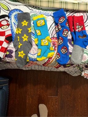 5 pairs- Super Mario Men's Crew Socks - Blue/Red/Gray/Yellow, size 6-10